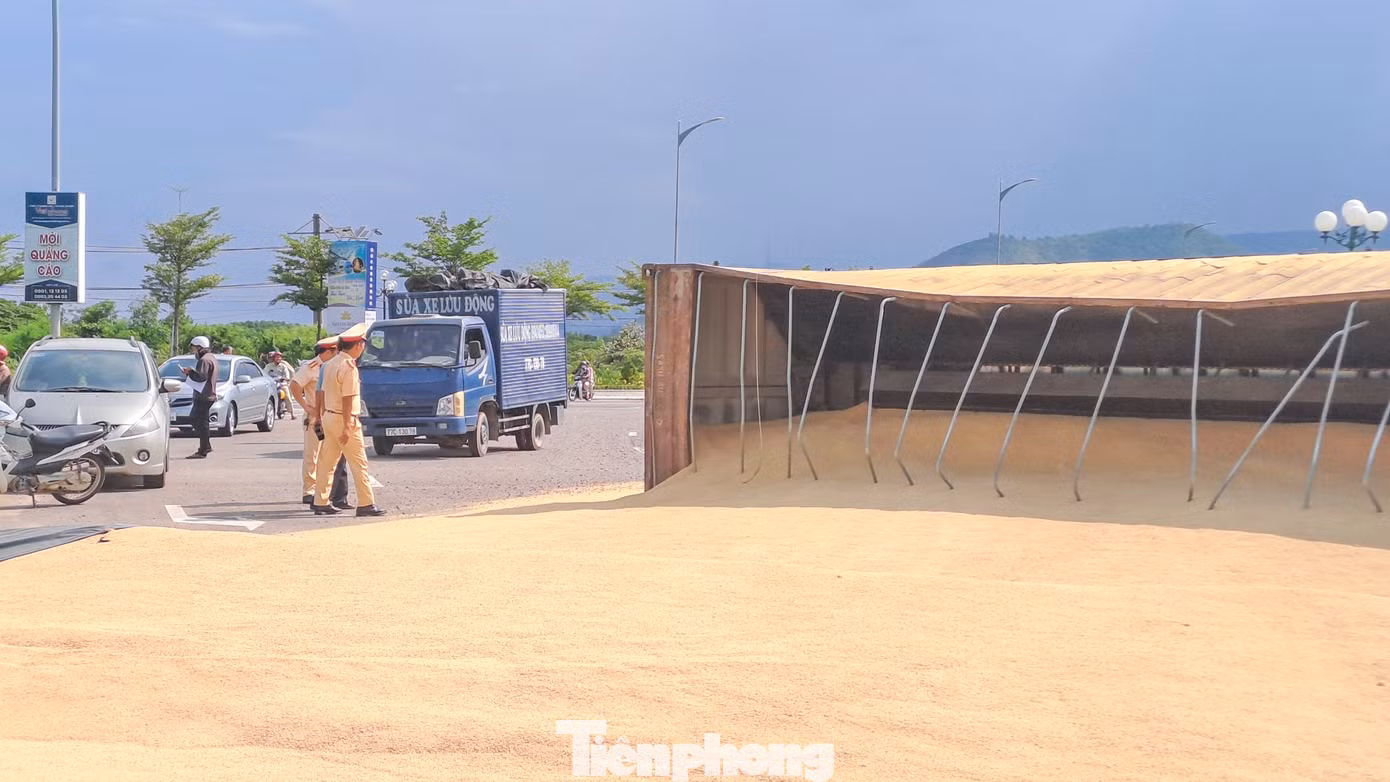 Container chở hàng khác cũng bị lật vào ngày 5/10 khi qua khu vực nêu trên. Ảnh: Trương Định Container chở hàng khác cũng bị lật vào ngày 5/10 khi qua khu vực nêu trên. Ảnh: Trương Định