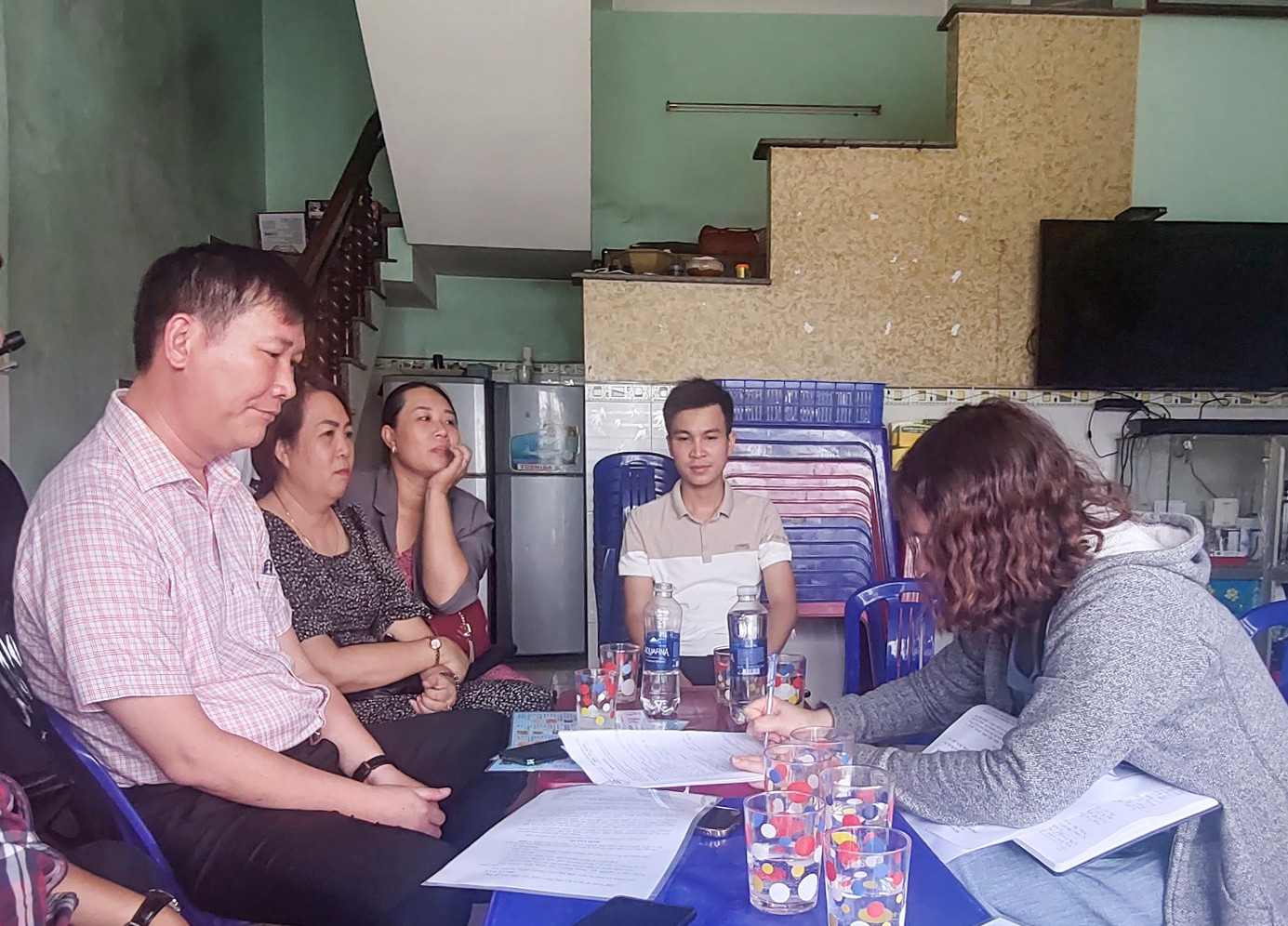 Tổ Kiểm tra liên ngành làm việc với chủ quán. Tổ Kiểm tra liên ngành làm việc với chủ quán.