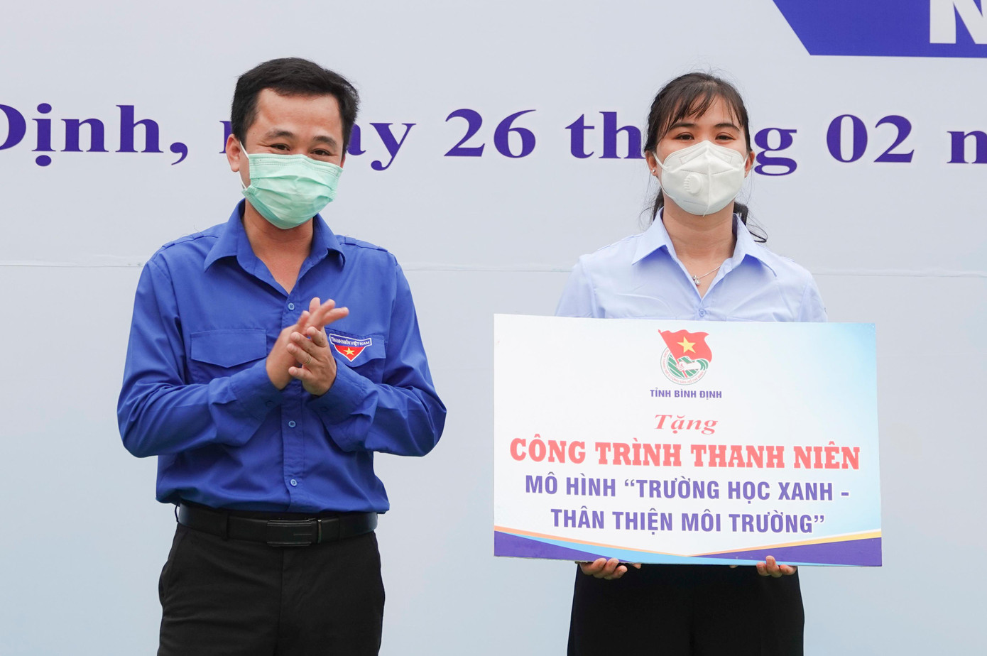 Anh Nguyễn Thành Trung trao tặng công trình thanh niên “Trường học xanh - Thân thiện môi trường” cho Trường tiểu học Bình Tường.