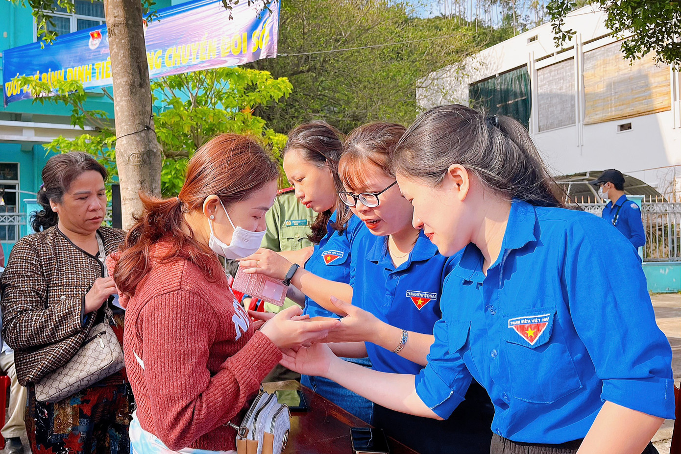 Người dân trải nghiệm các tiện ích thông qua việc tạo tài khoản, sử dụng dịch vụ công trực tuyến. Ảnh: Trương Định Người dân trải nghiệm các tiện ích thông qua việc tạo tài khoản, sử dụng dịch vụ công trực tuyến. Ảnh: Trương Định