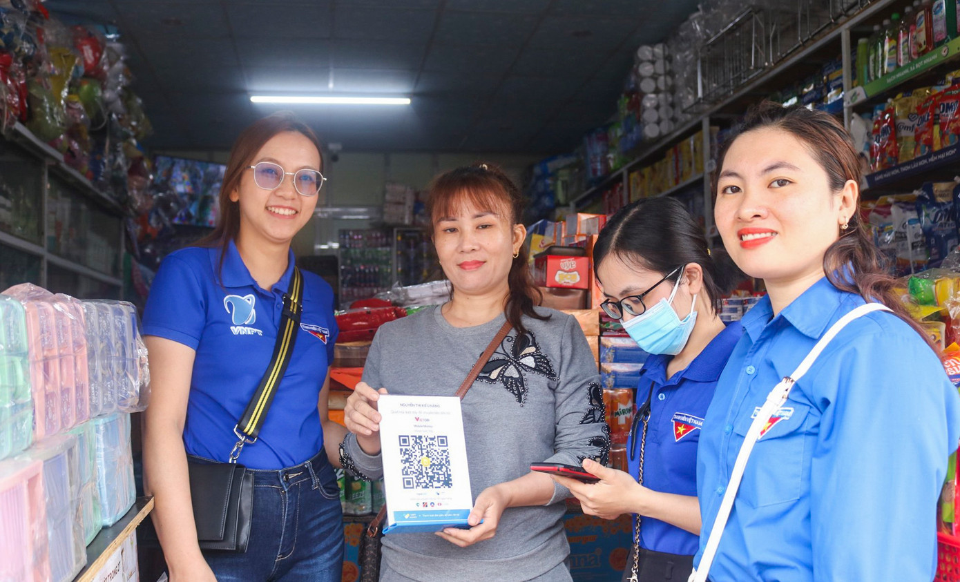 ĐVTN hướng dẫn các cơ sở kinh doanh thực hiện điểm thanh toán không tiền mặt. ĐVTN hướng dẫn các cơ sở kinh doanh thực hiện điểm thanh toán không tiền mặt.