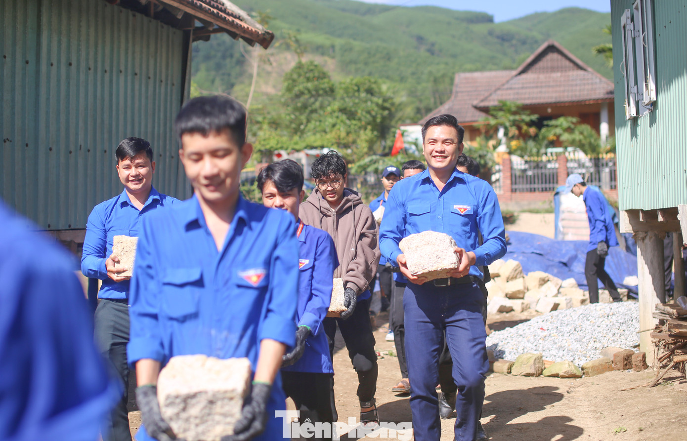 Tuổi trẻ Bình Định chung tay xóa nhà tạm, nhà dột nát. Ảnh: Trương Định Tuổi trẻ Bình Định chung tay xóa nhà tạm, nhà dột nát. Ảnh: Trương Định