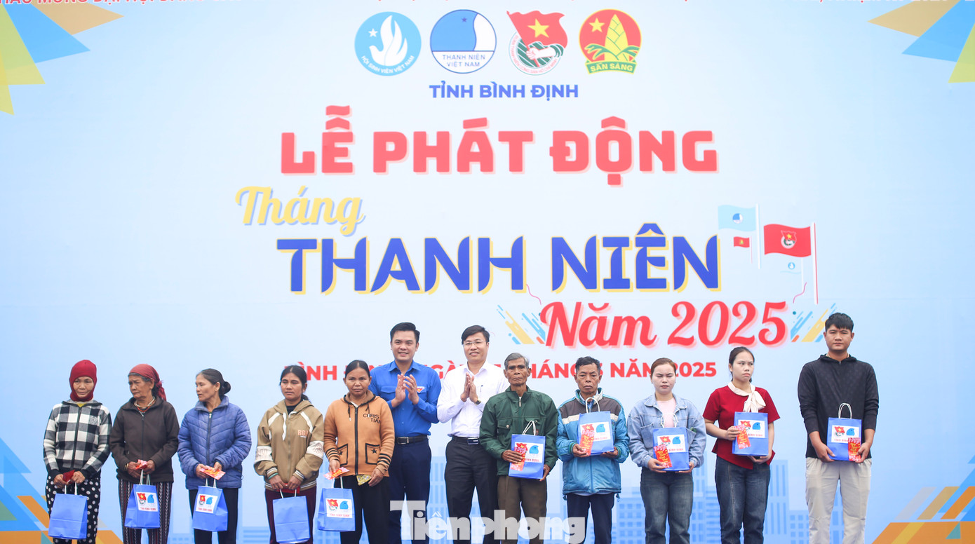 Tặng quà cho các gia đình chính sách, các em học sinh có hoàn cảnh khó khăn. Ảnh: Trương Định Tặng quà cho các gia đình chính sách, các em học sinh có hoàn cảnh khó khăn. Ảnh: Trương Định