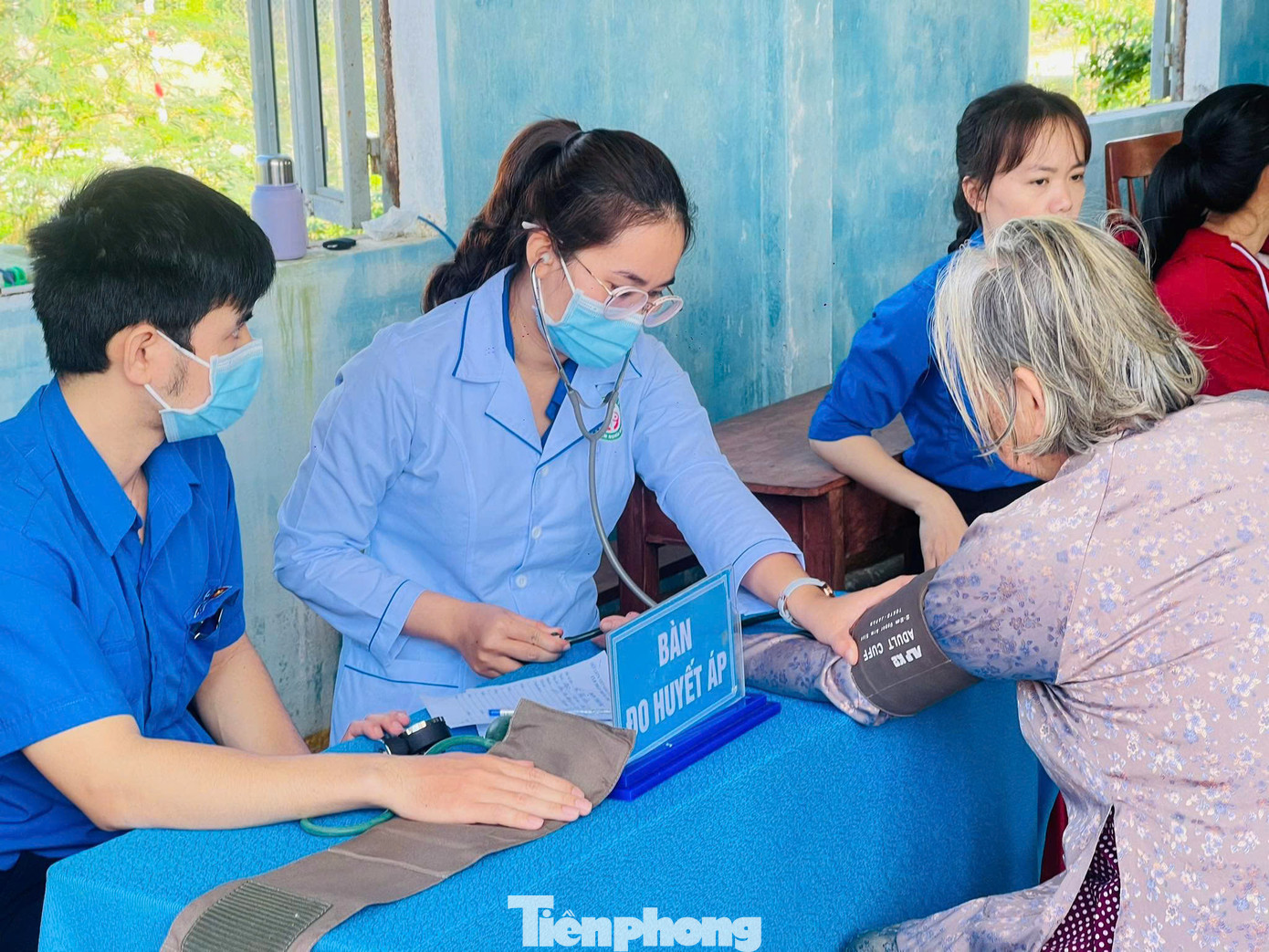 Tổ chức khám bệnh phát thuốc cho người dân. Tổ chức khám bệnh phát thuốc cho người dân.