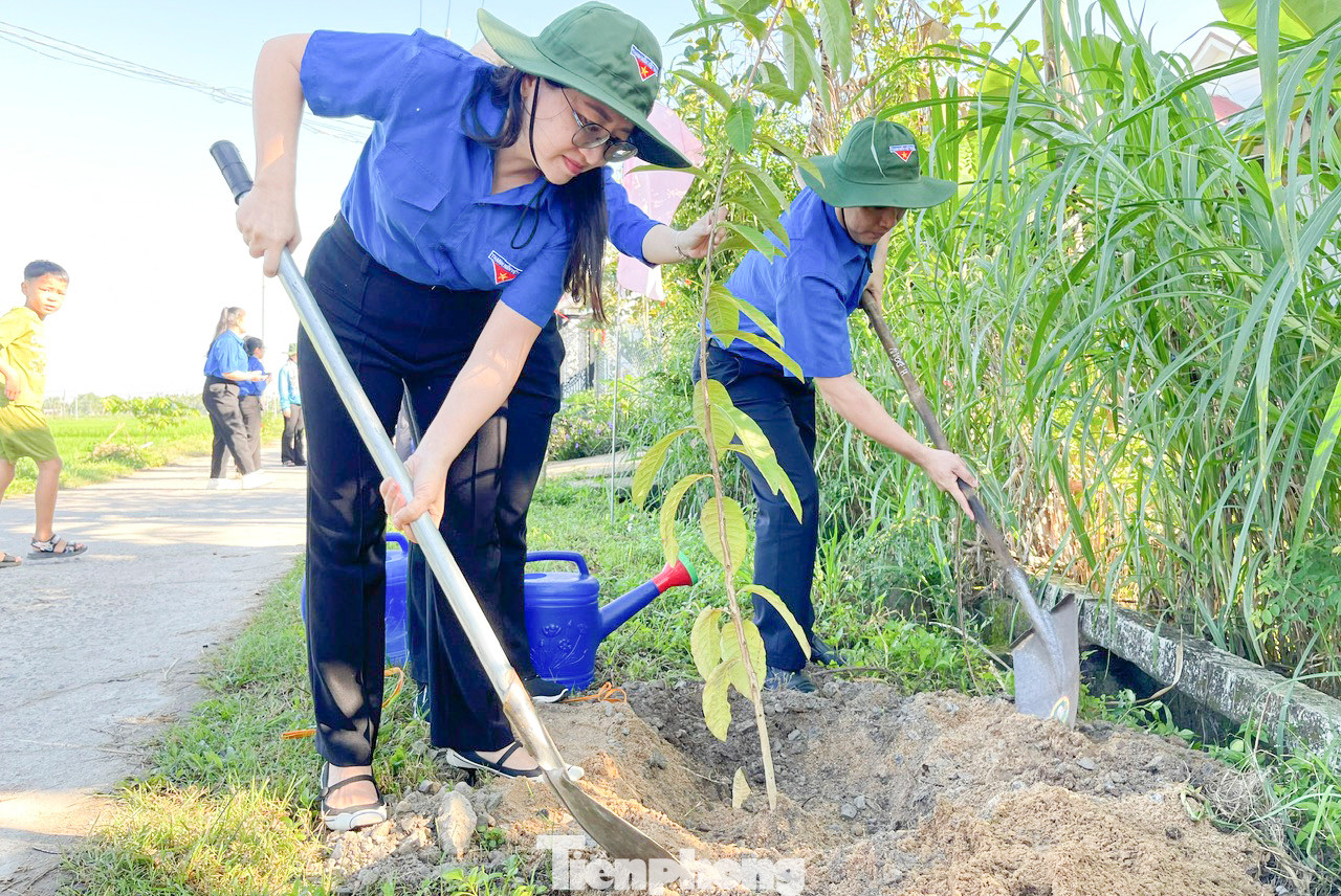 Thực hiện công trình thanh niên "sáng – xanh – sạch – đẹp", tại xã Hành Thuận. Ảnh: Nguyễn Ngọc Thực hiện công trình thanh niên "sáng – xanh – sạch – đẹp", tại xã Hành Thuận. Ảnh: Nguyễn Ngọc