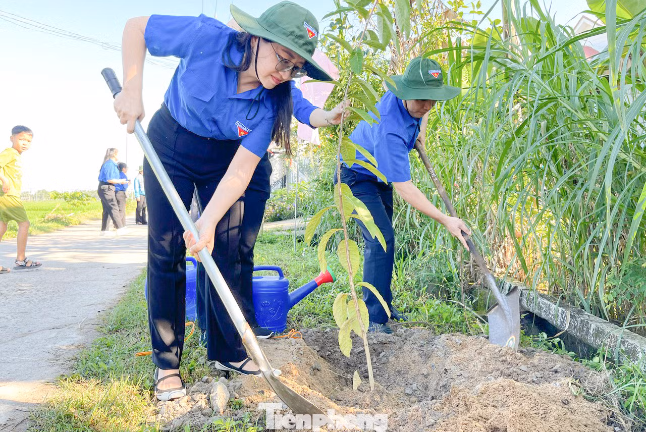 Thực hiện công trình thanh niên "sáng – xanh – sạch – đẹp", tại xã Hành Thuận. Ảnh: Nguyễn Ngọc Thực hiện công trình thanh niên "sáng – xanh – sạch – đẹp", tại xã Hành Thuận. Ảnh: Nguyễn Ngọc