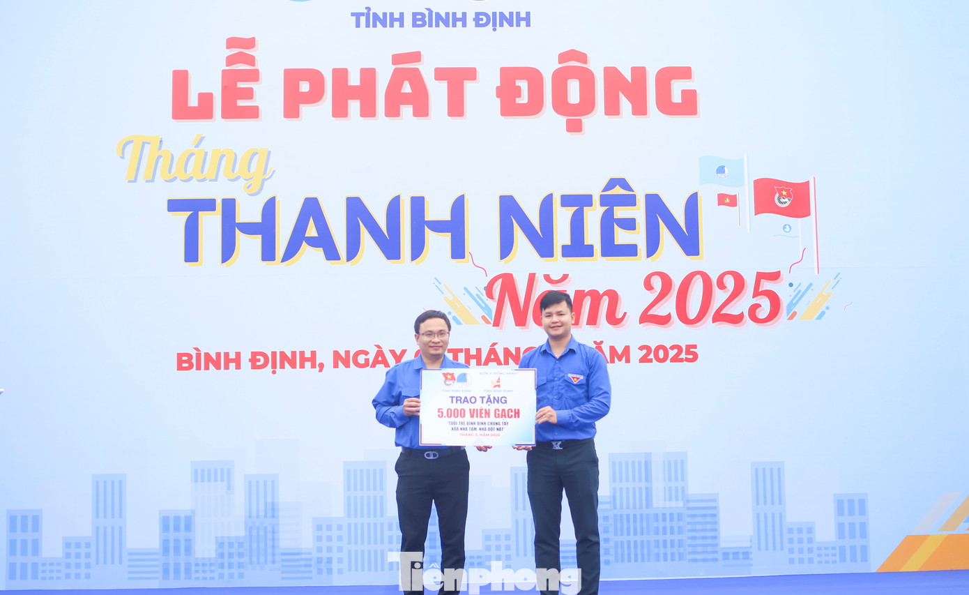 Trao tặng gạch cho Huyện Đoàn Vân Canh, để phân bổ, hỗ trợ xây dựng nhà cho người dân, góp phần xóa nhà tạm, nhà dột nát. Ảnh: Trương Định Trao tặng gạch cho Huyện Đoàn Vân Canh, để phân bổ, hỗ trợ xây dựng nhà cho người dân, góp phần xóa nhà tạm, nhà dột nát. Ảnh: Trương Định