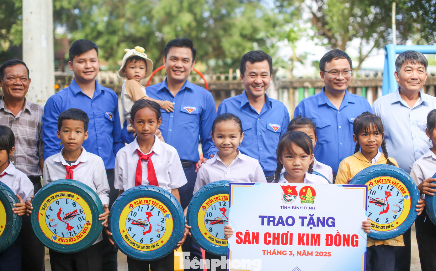 Trao tặng sân chơi cho các em thiếu nhi. Trao tặng sân chơi cho các em thiếu nhi.