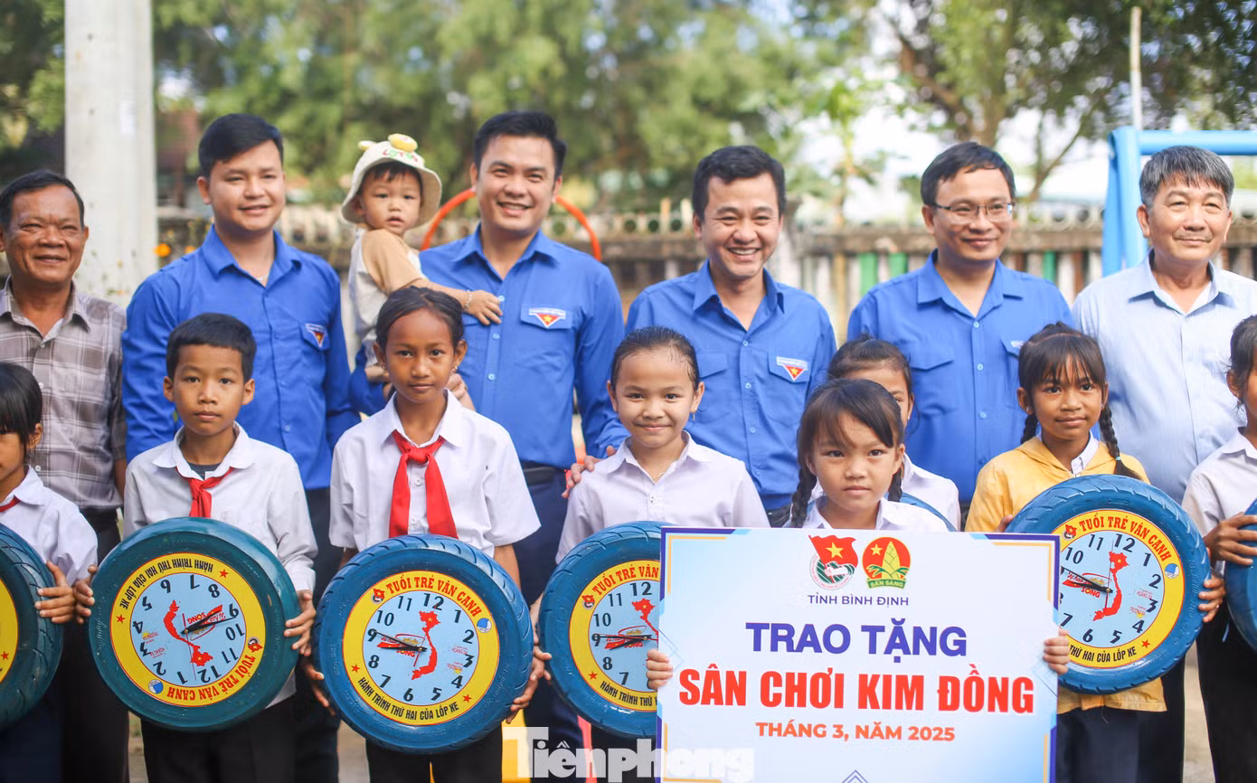 Trao tặng sân chơi cho các em thiếu nhi. Trao tặng sân chơi cho các em thiếu nhi.