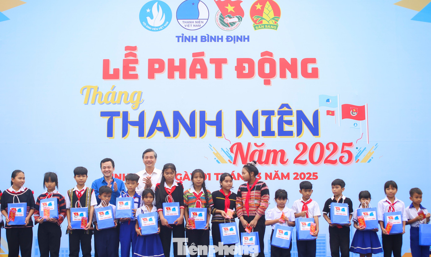 Tặng quà cho các gia đình chính sách, các em học sinh có hoàn cảnh khó khăn. Ảnh: Trương Định Tặng quà cho các gia đình chính sách, các em học sinh có hoàn cảnh khó khăn. Ảnh: Trương Định