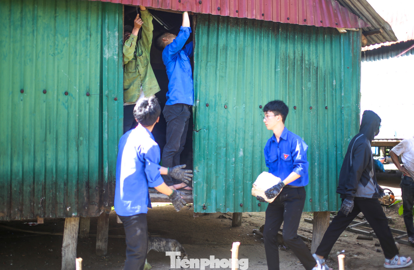 Ra quân các đội tình nguyện hỗ trợ người dân xóa nhà tạm, nhà dột nát. Ảnh: Trương Định Ra quân các đội tình nguyện hỗ trợ người dân xóa nhà tạm, nhà dột nát. Ảnh: Trương Định