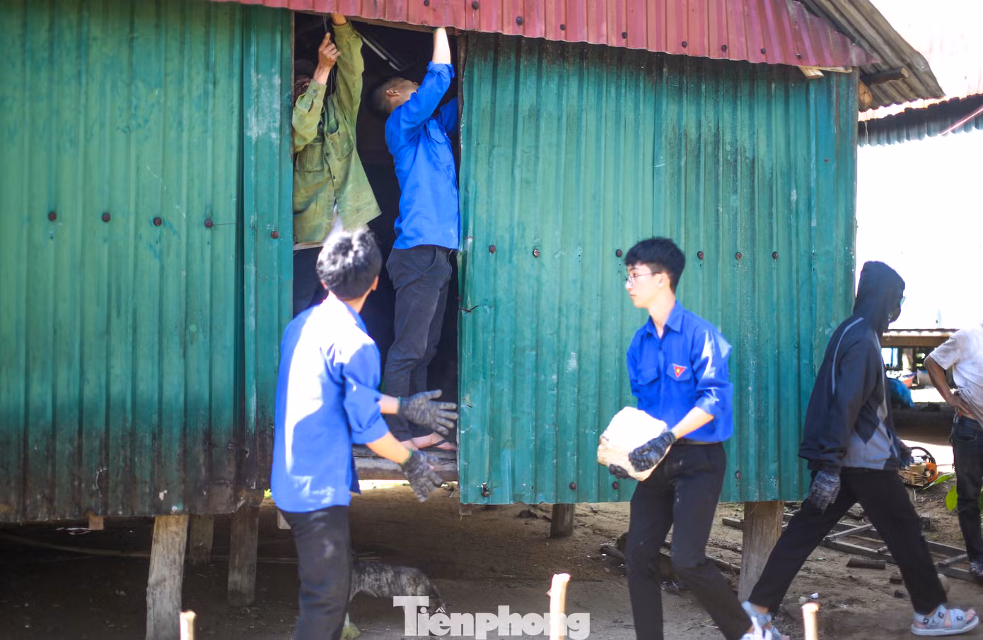 Ra quân các đội tình nguyện hỗ trợ người dân xóa nhà tạm, nhà dột nát. Ảnh: Trương Định Ra quân các đội tình nguyện hỗ trợ người dân xóa nhà tạm, nhà dột nát. Ảnh: Trương Định