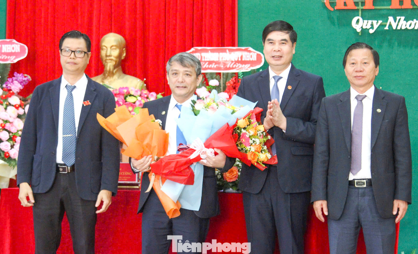 Lãnh đạo tỉnh Bình Định, lãnh đạo TP. Quy Nhơn tặng hoa chúc mừng tân Chủ tịch UBND thành phố.