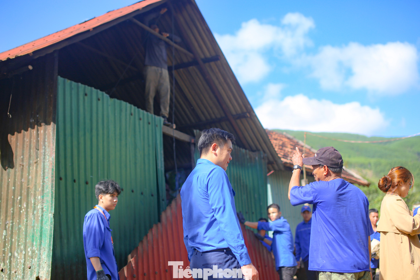 Ra quân các đội tình nguyện hỗ trợ người dân xóa nhà tạm, nhà dột nát. Ảnh: Trương Định Ra quân các đội tình nguyện hỗ trợ người dân xóa nhà tạm, nhà dột nát. Ảnh: Trương Định