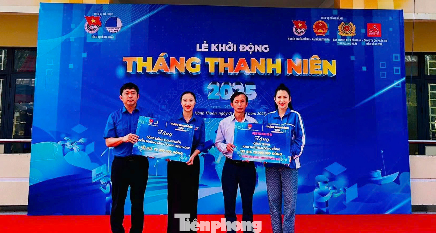 Trao tặng các công trình thanh niên. Ảnh: Nguyễn Ngọc Trao tặng các công trình thanh niên. Ảnh: Nguyễn Ngọc