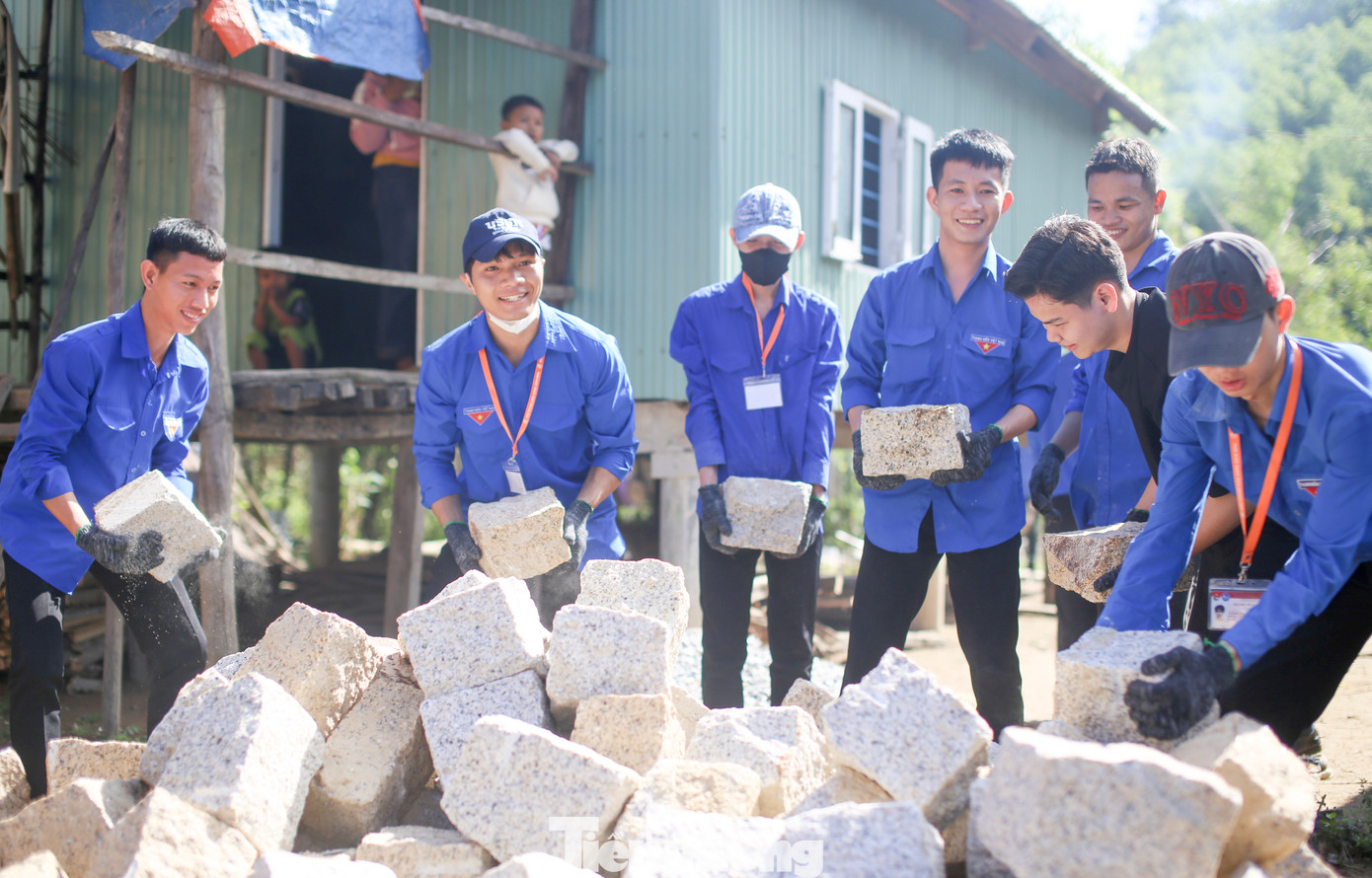 Ra quân các đội tình nguyện hỗ trợ người dân xóa nhà tạm, nhà dột nát. Ảnh: Trương Định Ra quân các đội tình nguyện hỗ trợ người dân xóa nhà tạm, nhà dột nát. Ảnh: Trương Định