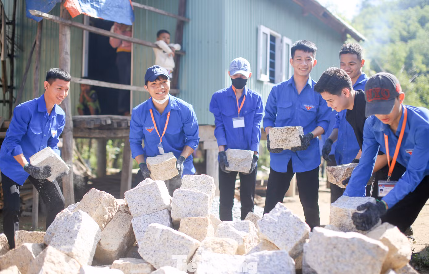 Ra quân các đội tình nguyện hỗ trợ người dân xóa nhà tạm, nhà dột nát. Ảnh: Trương Định Ra quân các đội tình nguyện hỗ trợ người dân xóa nhà tạm, nhà dột nát. Ảnh: Trương Định