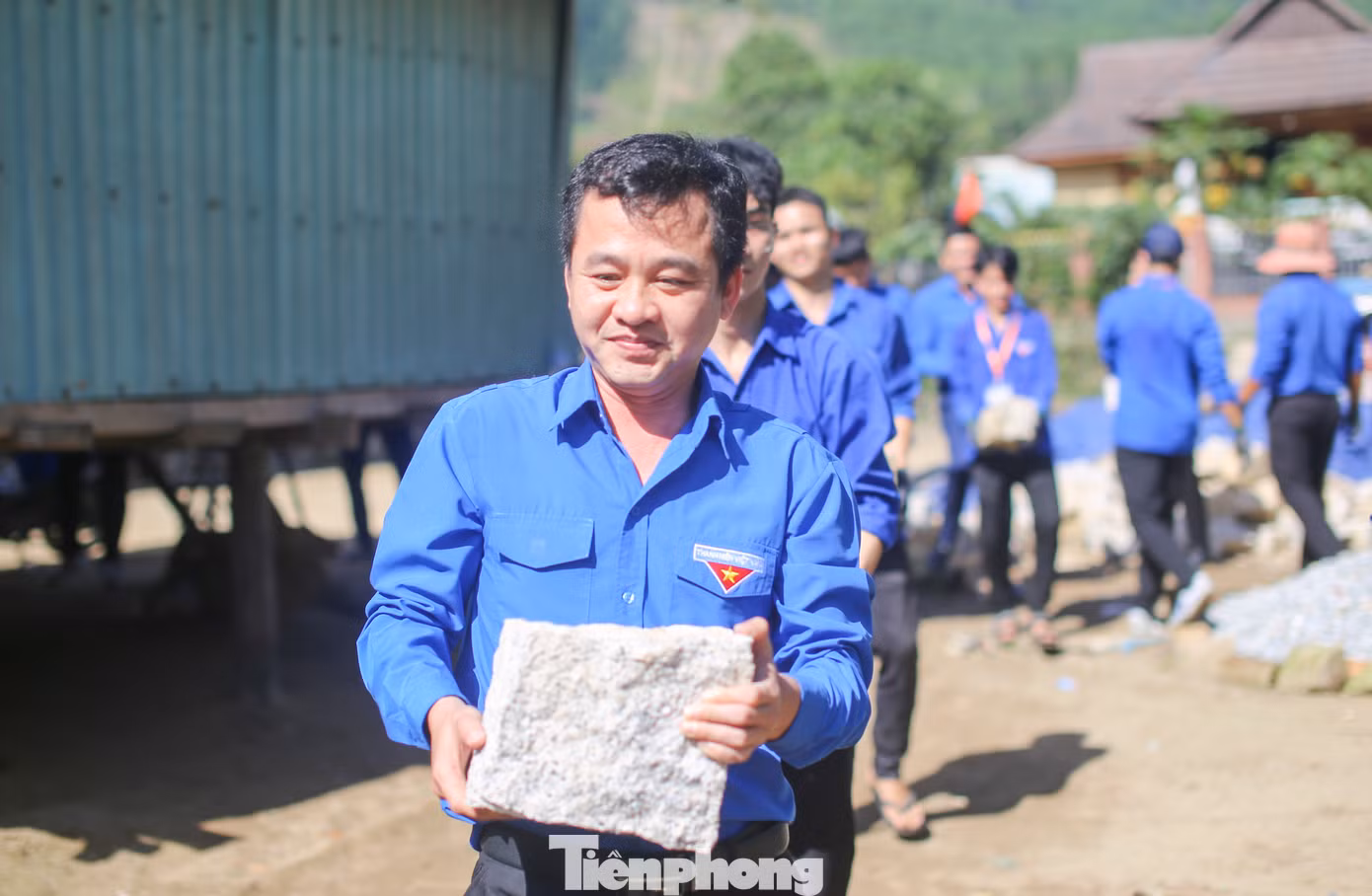 Tuổi trẻ Bình Định chung tay xóa nhà tạm, nhà dột nát. Ảnh: Trương Định Tuổi trẻ Bình Định chung tay xóa nhà tạm, nhà dột nát. Ảnh: Trương Định