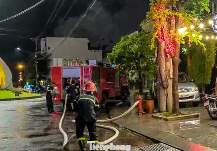 Chiến sĩ Cảnh sát PCCC&CNCH cùng phương tiện được huy động, khẩn cấp chữa cháy trong đêm mưa. Chiến sĩ Cảnh sát PCCC&CNCH cùng phương tiện được huy động, khẩn cấp chữa cháy trong đêm mưa.