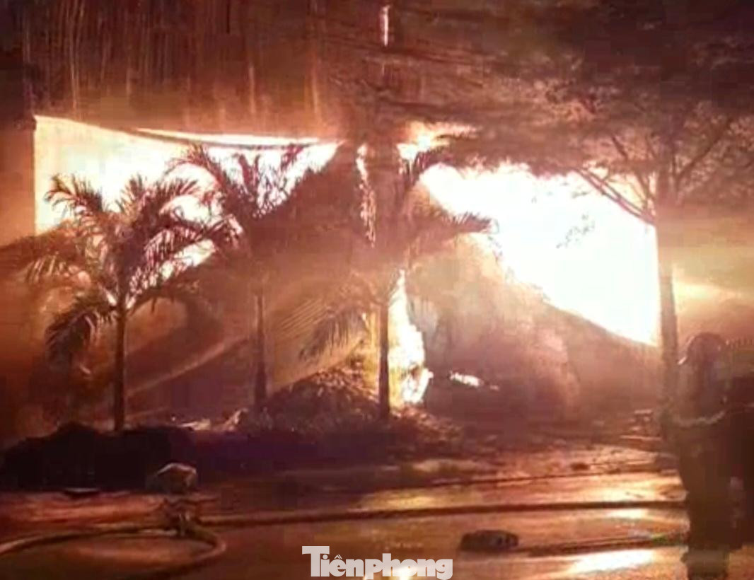 Ngọn lửa bùng phát dữ dội. Ngọn lửa bùng phát dữ dội.
