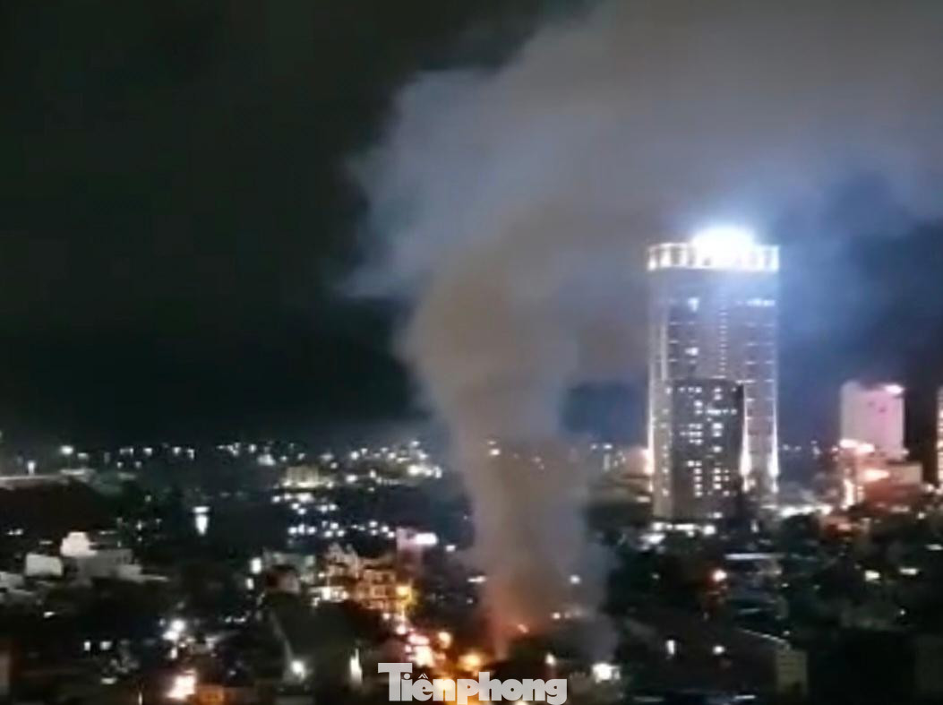 Cột khói bốc lên cao hàng chục mét. Cột khói bốc lên cao hàng chục mét.