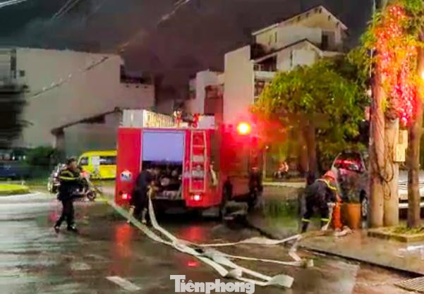 Lực lượng PCCC&CNCH được huy động đến hiện trường triển khai công tác chữa cháy. Lực lượng PCCC&CNCH được huy động đến hiện trường triển khai công tác chữa cháy.