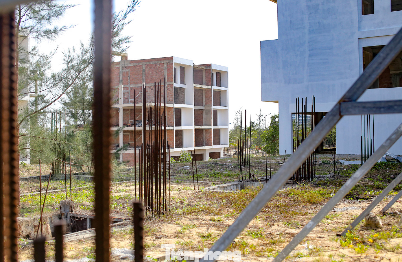 Qua ghi nhận của PV, nhiều hạng mục thi công dang dở, có dấu hiệu xuống cấp. Trưởng Ban Quản lý KKT tỉnh Bình Định cũng cho hay, dự án đang bị khiếu nại, khiếu kiện rất nhiều. Ngành thuế cũng đang tiến hành phong tỏa tài khoản ngân hàng, cưỡng chế tiền thuế đất. Ảnh: Trương Định