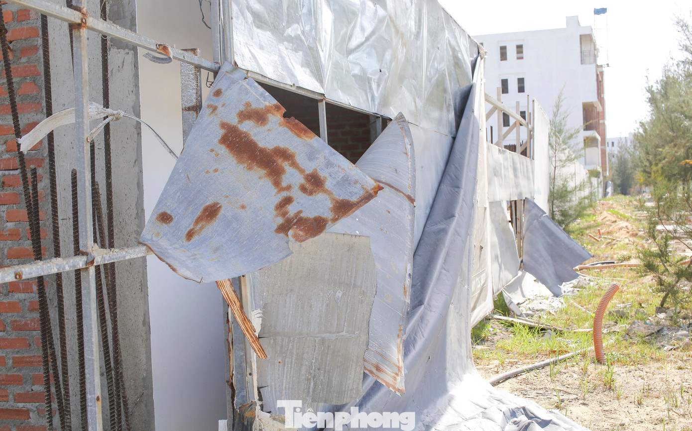 Khung cảnh nhếch nhác phía ngoài khu vực dự án. Ảnh: Trương Định