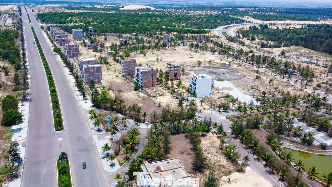 Dự án khu đô thị chức năng FLC Lux City Quy Nhơn có diện tích hơn 32 ha, tổng vốn đầu tư khoảng hơn 600 tỷ đồng. Theo thông tin dự án, FLC Lux City Quy Nhơn là tổ hợp đô thị bao gồm hơn 1.000 căn shophouse, liền kề, biệt thự, cùng hơn 80 tiện ích về vui chơi, giải trí, mua sắm và ẩm thực. Trong ảnh khu vực dự án nhìn từ trên cao. Ảnh: Trương Định.