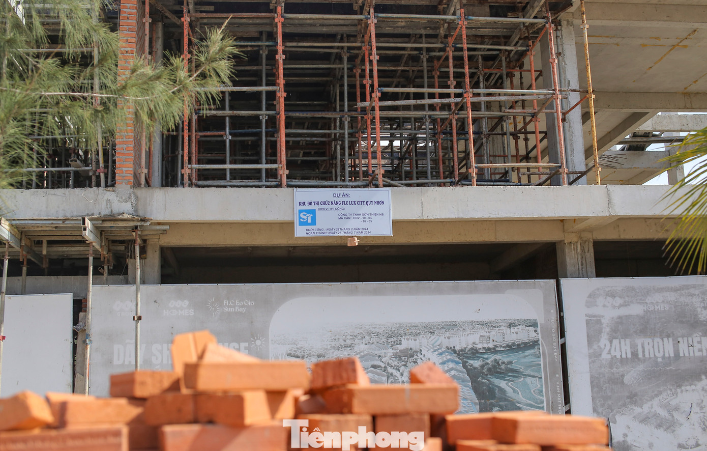 Được biết, Ban quản lý KKT tỉnh Bình Định đã có cuộc làm việc với chủ đầu tư dự án hiện là Công ty CP Đầu tư phát triển Bình Định (tiền thân là Công ty TNHH Đầu tư và phát triển FLC Faros Bình Định) để đôn đốc khắc phục các tồn tại, vướng mắc trong quá trình triển khai dự án. Bên cạnh đó, cần tập trung hoàn thiện hạ tầng khu đô thị chức năng FLC Lux City Quy Nhơn và sớm hoàn thành nghĩa vụ về đất đai với số tiền 87 tỷ đồng. Ảnh: Trương Định.