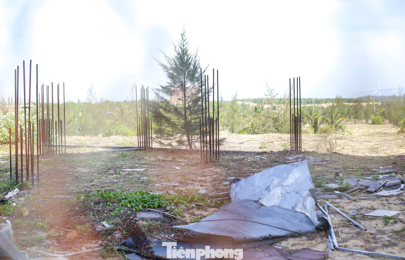 Qua ghi nhận của PV, nhiều hạng mục thi công dang dở, có dấu hiệu xuống cấp. Trưởng Ban Quản lý KKT tỉnh Bình Định cũng cho hay, dự án đang bị khiếu nại, khiếu kiện rất nhiều. Ngành thuế cũng đang tiến hành phong tỏa tài khoản ngân hàng, cưỡng chế tiền thuế đất. Ảnh: Trương Định