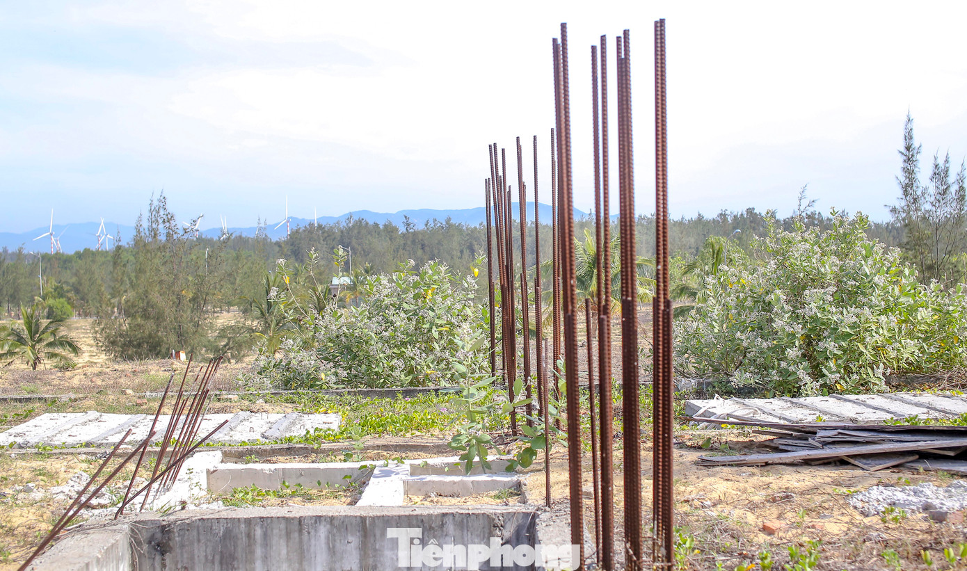 Qua ghi nhận của PV, nhiều hạng mục thi công dang dở, có dấu hiệu xuống cấp. Trưởng Ban Quản lý KKT tỉnh Bình Định cũng cho hay, dự án đang bị khiếu nại, khiếu kiện rất nhiều. Ngành thuế cũng đang tiến hành phong tỏa tài khoản ngân hàng, cưỡng chế tiền thuế đất. Ảnh: Trương Định