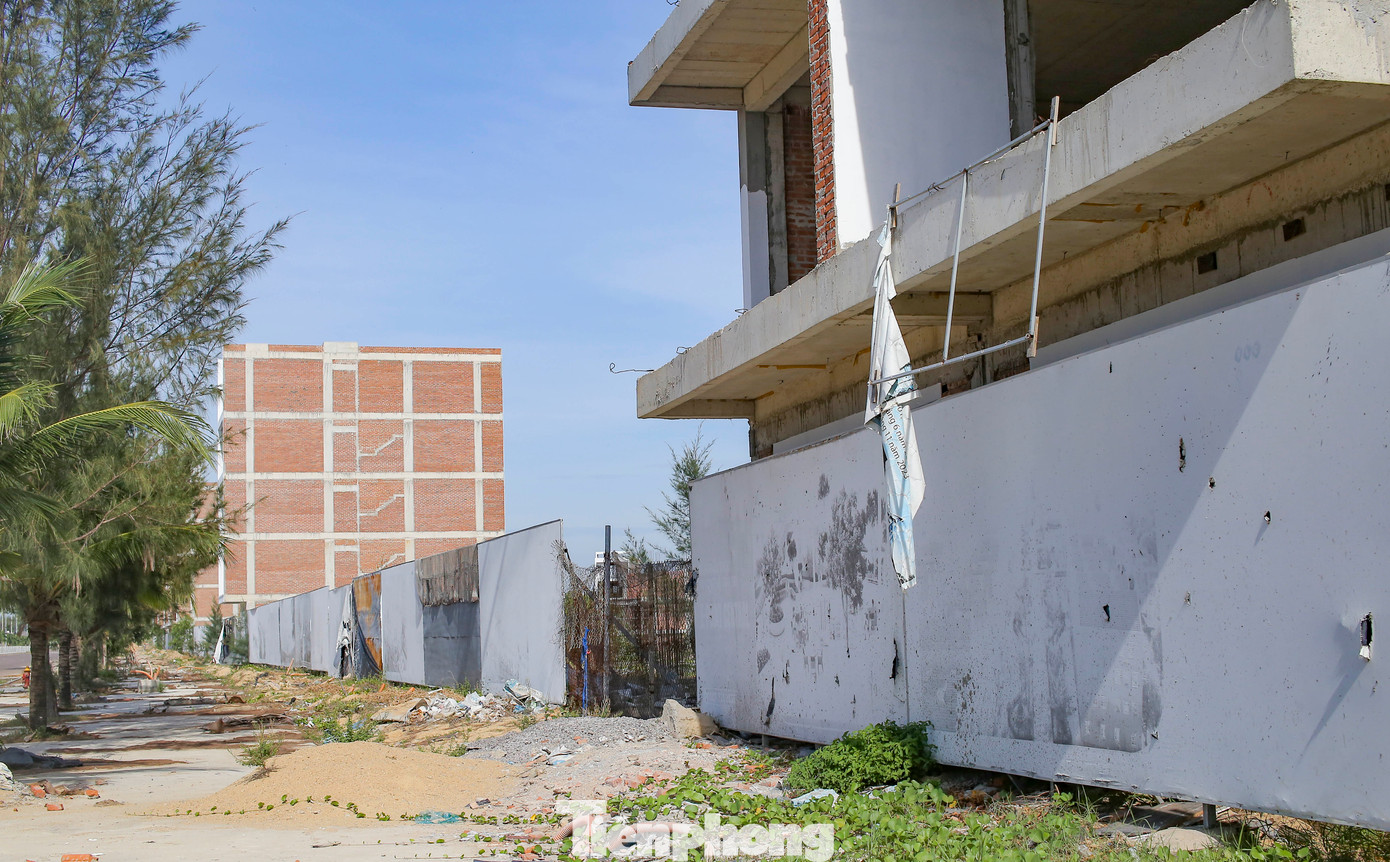 Ông Đặng Vĩnh Sơn - Trưởng Ban Quản lý KKT tỉnh Bình Định - cho biết vừa rồi chủ đầu tư có gửi phiếu gia hạn, tuy nhiên đến hiện tại đã hết thời hạn. Do vậy, ban quản lý yêu cầu những phần trong giấy phép xây dựng đã được cấp thì phải triển khai thực hiện theo đúng quy định. Sau đó những khu mới thì xin để có ý kiến, xem xét. Ảnh: Trương Định.