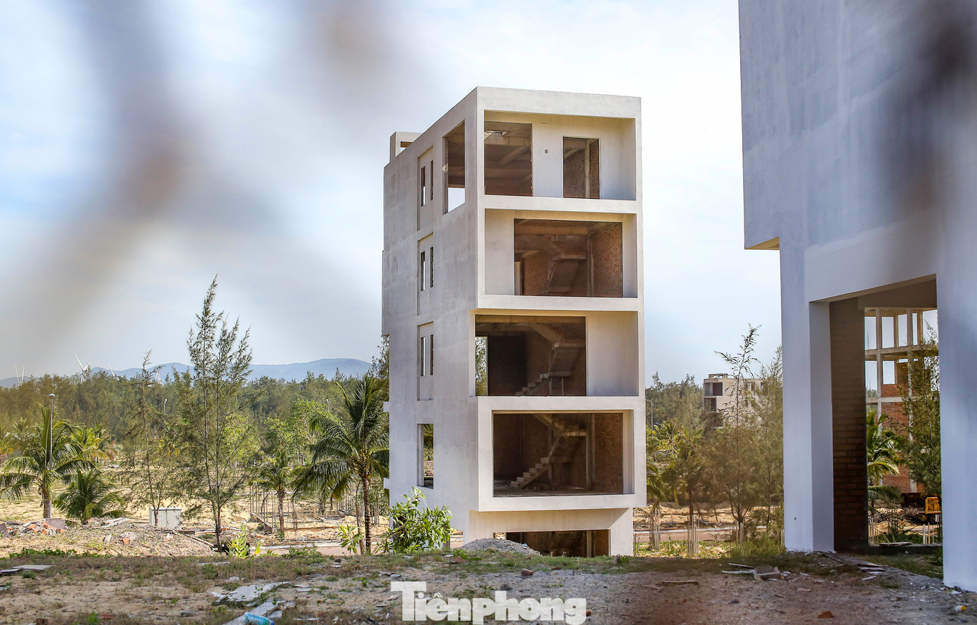 Qua rà soát tiến độ dự án, ngành chức năng tỉnh Bình Định nhận thấy dự án chậm tiến độ, các hạng mục hạ tầng kỹ thuật vẫn chưa được đầu tư xây dựng đồng bộ theo quy hoạch và đã có dấu hiệu xuống cấp, dẫn đến phát sinh nhiều khiếu nại, khiếu kiện làm ảnh hưởng đến môi trường đầu tư tại Khu Kinh tế (KKT) Nhơn Hội. Ảnh: Trương Định.