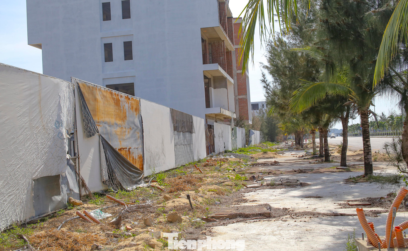 Khung cảnh nhếch nhác phía ngoài khu vực dự án. Ảnh: Trương Định