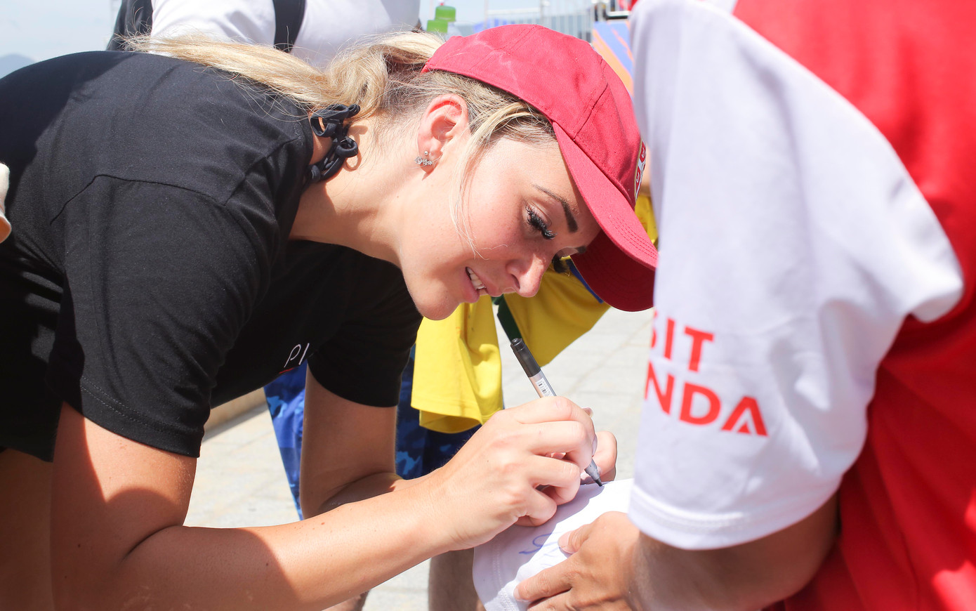 VĐV ký tặng người hâm mộ. Ảnh: Trương Định VĐV ký tặng người hâm mộ. Ảnh: Trương Định