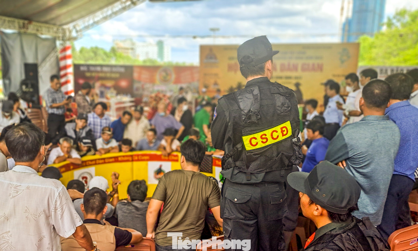 Lực lượng CSCĐ được huy động để giữ trật tự tại hội chọi gà dân gian. Ảnh: Trương Định.