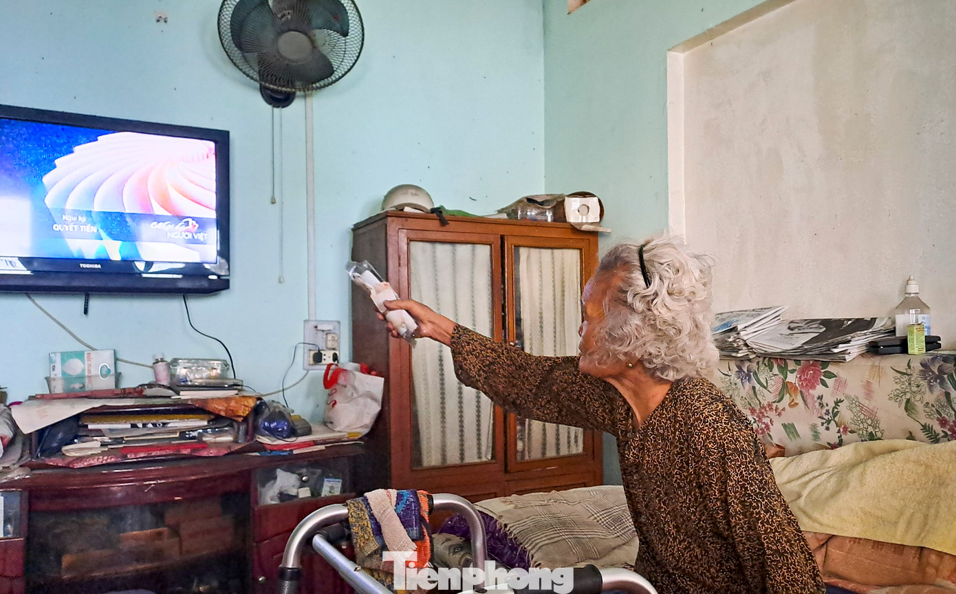 Cụ Cấu dậy từ sớm và luôn túc trực bên tivi để đón xem chương trình Lễ Quốc tang Tổng Bí thư Nguyễn Phú Trọng. Ảnh: Trương Định. Cụ Cấu dậy từ sớm và luôn túc trực bên tivi để đón xem chương trình Lễ Quốc tang Tổng Bí thư Nguyễn Phú Trọng. Ảnh: Trương Định.