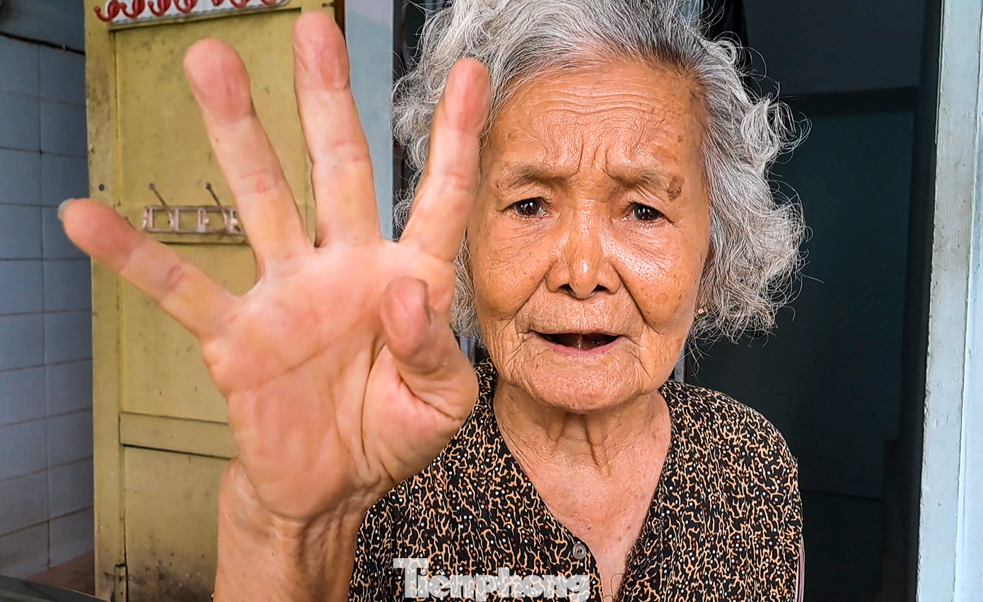 4 chữ được cụ Cấu khắc ghi, nhớ mãi. Ảnh: Trương Định. 4 chữ được cụ Cấu khắc ghi, nhớ mãi. Ảnh: Trương Định.