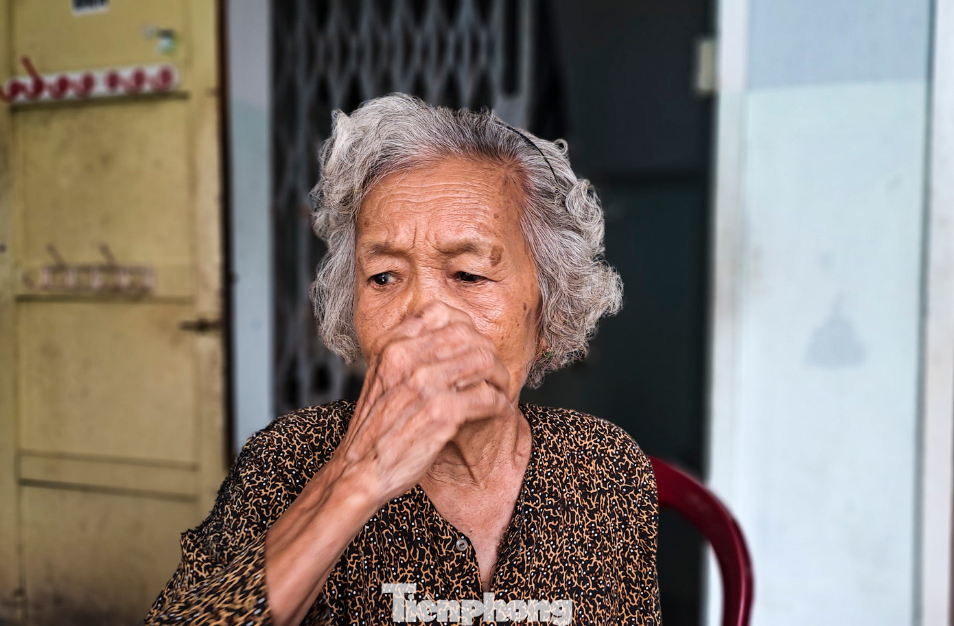 Cụ Cấu xúc động mỗi khi nhớ lại người học trò của chồng mình. Ảnh: Trương Định. Cụ Cấu xúc động mỗi khi nhớ lại người học trò của chồng mình. Ảnh: Trương Định.