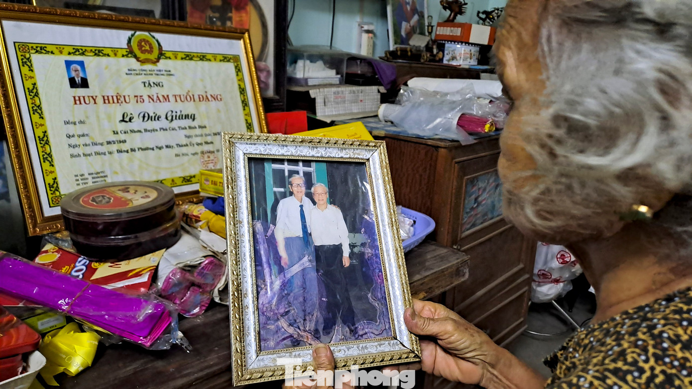 Bức ảnh kỷ niệm Tổng Bí thư Nguyễn Phú Trọng chụp với thầy giáo Lê Đức Giảng. Ảnh: Trương Định. Bức ảnh kỷ niệm Tổng Bí thư Nguyễn Phú Trọng chụp với thầy giáo Lê Đức Giảng. Ảnh: Trương Định.