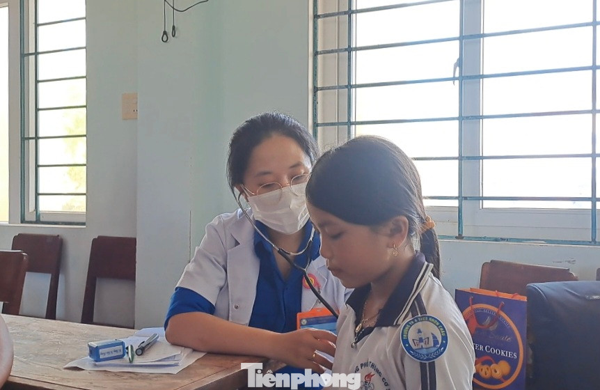 Khám chữa bệnh miễn phí cho người dân trên đảo. Ảnh: Trương Định Khám chữa bệnh miễn phí cho người dân trên đảo. Ảnh: Trương Định