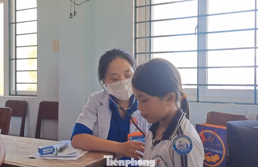 Khám chữa bệnh miễn phí cho người dân trên đảo. Ảnh: Trương Định