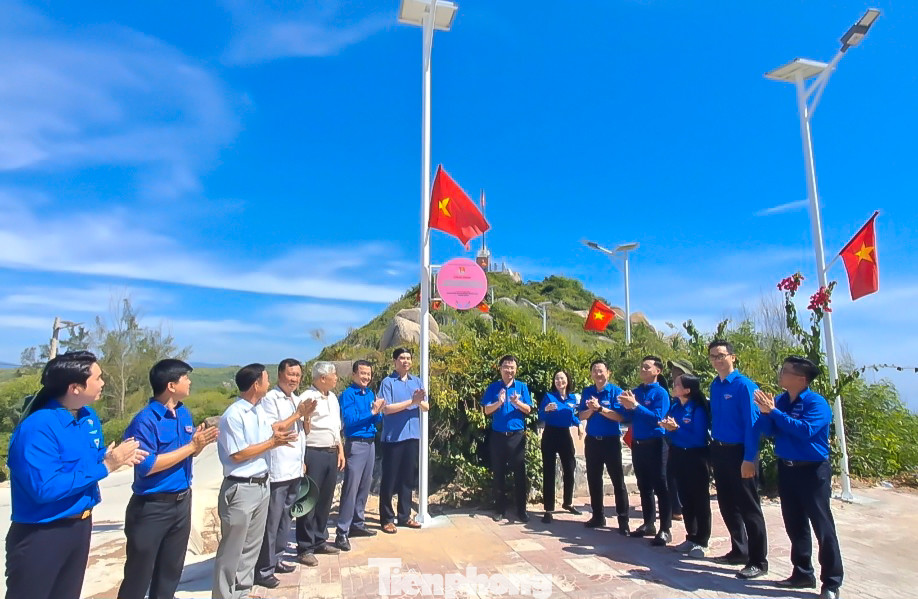 Khánh thành công trình Thắp sáng đường lên cột cờ Tổ quốc. Ảnh: Trương Định Khánh thành công trình Thắp sáng đường lên cột cờ Tổ quốc. Ảnh: Trương Định