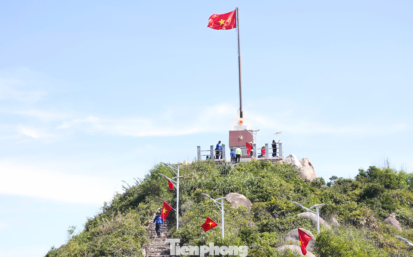 Cột cờ Tổ quốc, xã Nhơn Châu - Đảo Cù Lao Xanh. Ảnh: Trương Định Cột cờ Tổ quốc, xã Nhơn Châu - Đảo Cù Lao Xanh. Ảnh: Trương Định