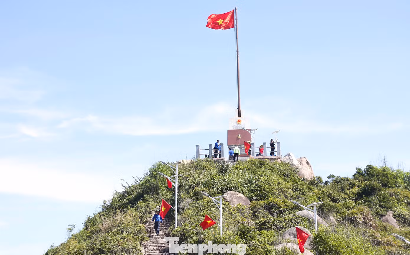 Cột cờ Tổ quốc, xã Nhơn Châu - Đảo Cù Lao Xanh. Ảnh: Trương Định