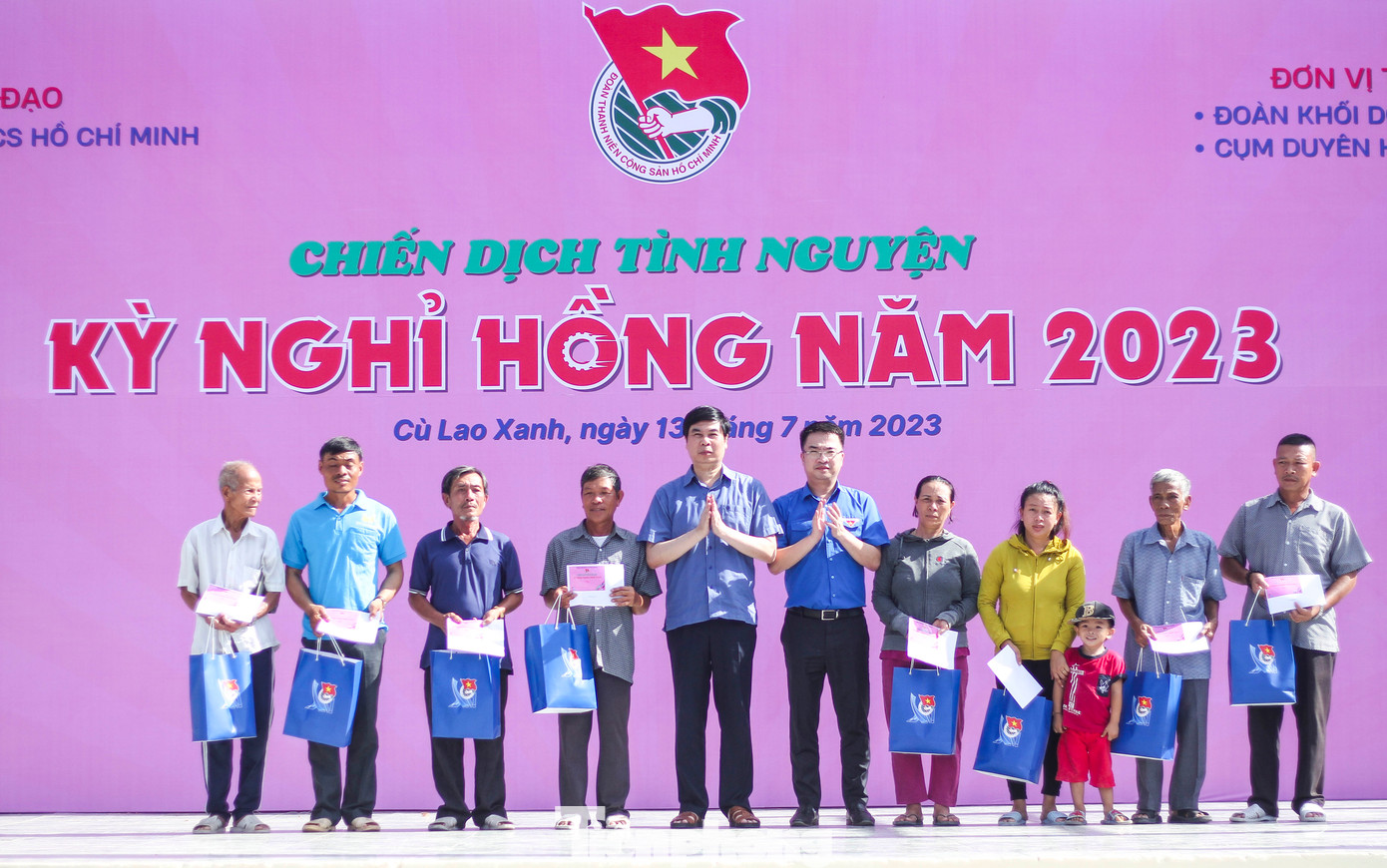 Anh Nguyễn Tường Lâm (phải) và ông Lâm Hải Giang trao quà cho các gia đình chính sách ở xã Nhơn Châu. Ảnh: Trương Định Anh Nguyễn Tường Lâm (phải) và ông Lâm Hải Giang trao quà cho các gia đình chính sách ở xã Nhơn Châu. Ảnh: Trương Định