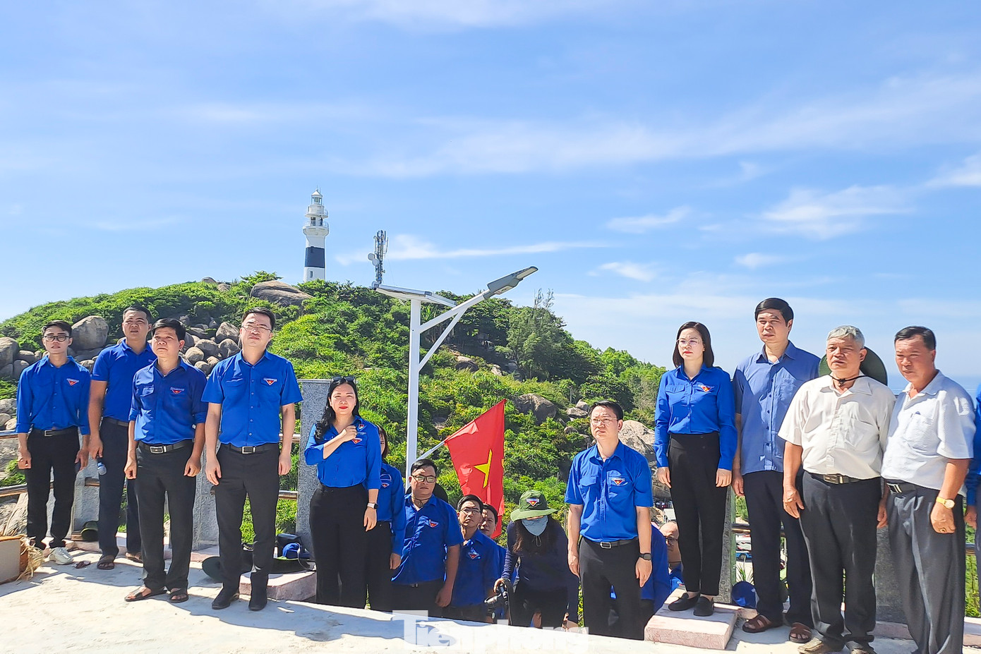 Lễ chào cờ, hát Quốc ca tại cột cờ Tổ quốc, xã Nhơn Châu. Ảnh: Trương Định Lễ chào cờ, hát Quốc ca tại cột cờ Tổ quốc, xã Nhơn Châu. Ảnh: Trương Định