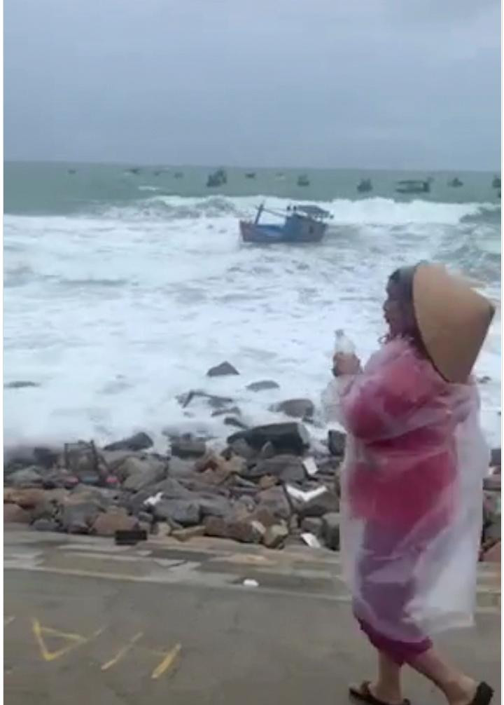 Sóng lớn đánh ghe, thuyền của người dân xã Nhơn Lý trôi dạt vào bờ. Ảnh: Đ.T