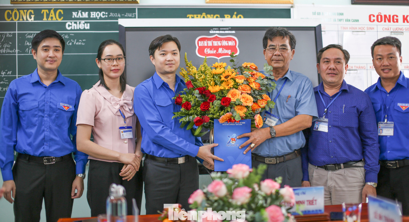 Anh Nguyễn Minh Triết tặng hoa và quà, chúc mừng trường. Ảnh: Trương Định Anh Nguyễn Minh Triết tặng hoa và quà, chúc mừng trường. Ảnh: Trương Định